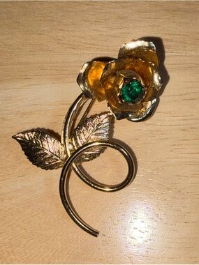 Vintage Gold-tone “England’s Rose” Brooch with Emerald Green Center